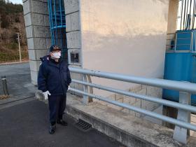 水門付近で市長が直立している訓練の様子の写真