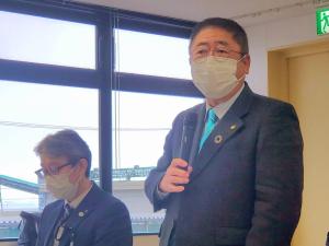 市長が自席で立ち、マイクで話をしている写真