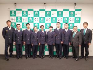 バックパネルの前に、市長、副市長、他職員1名と制服姿の新採用消防署職員7名が並んでいる写真
