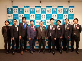市長と青年会議所の松本徹理事長、他7人の新幹部の皆さんが並んで撮影した写真