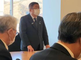 市長が自席で立ち、来年度の事業内容について、述べている写真