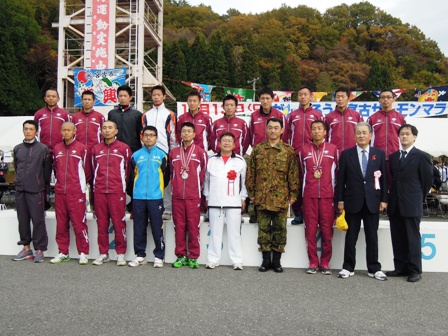 市長、滝澤幕僚長、関係者の方、陸上自衛隊第2師団の方が2列に立った20人の集合写真