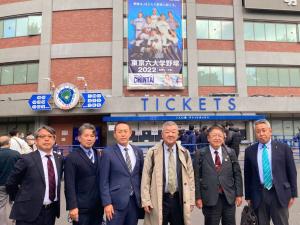 明治神宮球場の前で、市長と東京6大学野球部の関係者の方々が横一列に並んでいる写真