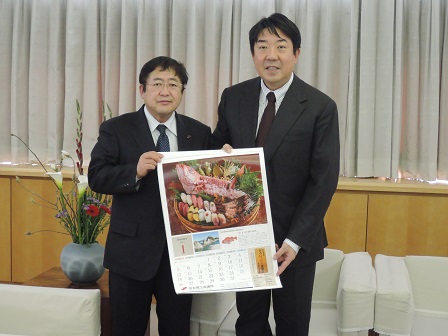 ポスターを一緒に持つ市長と群馬県前橋市の山本龍市長の記念写真
