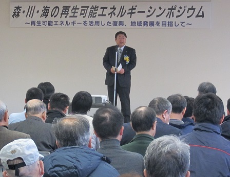 椅子に座る参加者の方々の前で、スタンドマイクに向かい話をする市長の写真