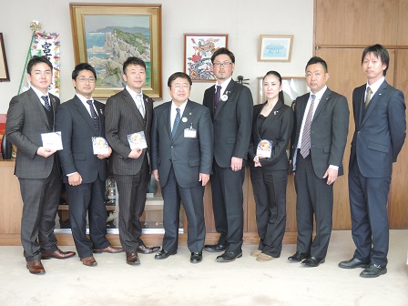 市長と男性6名、女性1名が並んで立つ記念写真