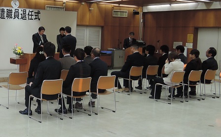 並べられた椅子に座る派遣職員の方々と、演台に立つ市長、演台の向かい側に立つ1名の男性を写した写真