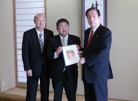 要望書を一緒に持つ市長と男性の隣に立つ男性の3名が並んでいる記念写真
