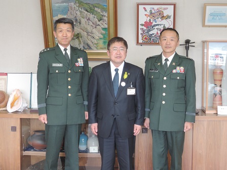 市長を中心に、陸上自衛隊の高橋勝夫第9師団長と松本英樹岩手駐屯地司令が並んで立つ記念写真