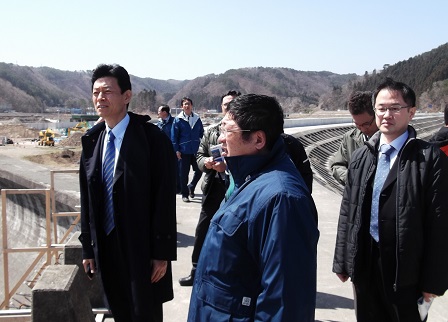 市長と西村康稔内閣府副大臣が視察をしている様子の写真