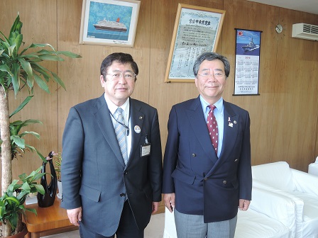 立って並ぶ山本市長と和歌山市の大橋健一市長の記念写真