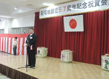 酒樽が3つ置かれた舞台上で、スタンドマイクに向かい話をする市長の写真