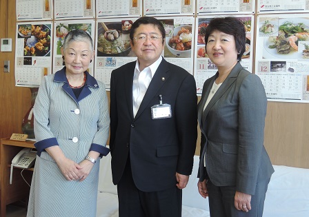 市長を中心に女性2名が並ぶ記念写真