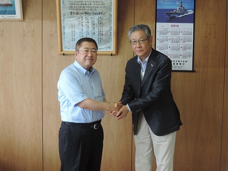 両手で握手する市長と男性の写真