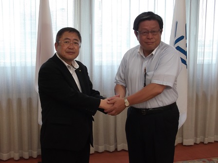 両手で握手をする山本市長と大阪府堺市の竹山修身市長の記念写真