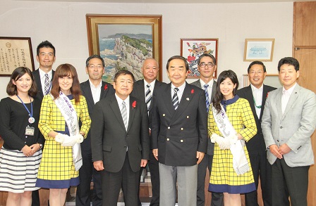 市長と岩倉博文苫小牧市長、黄色いワンピースを着た女性2名と7名の関係者の方々が2列に並んで立つ記念写真