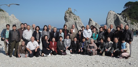 浄土ヶ浜で市長と南部藩志会の関係者たちが並んで記念撮影をしている写真