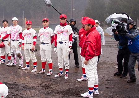 野球のユニフォームを着た関係者の男性たちと、市長が立っている写真