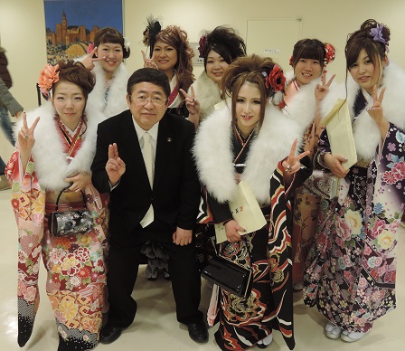 成人式に参加した振り袖姿の7人と山本市長がピースサインをして撮影した写真