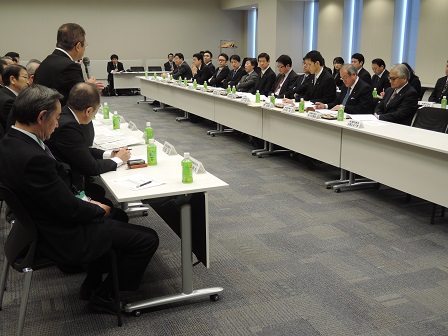市長が自席で立ち、対面に座っている政府与党、県選出国会議員のほか、復興大臣、総務大臣、経済産業大臣に対して要望を述べている写真