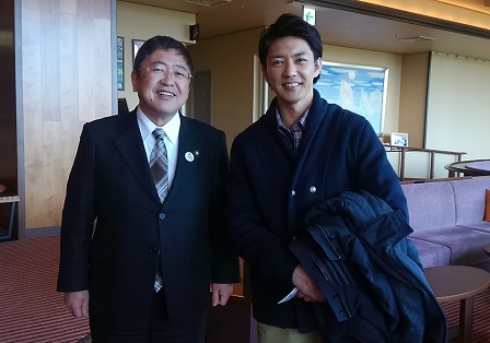 ロケ現場で市長が紺色のジャケット姿の金子昇さんと並んで撮影した写真