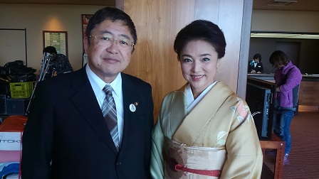 ロケ現場で市長が着物姿の水沢アキさんと並んで撮影した写真