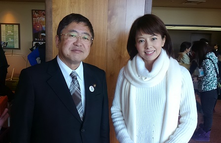 ロケ現場で市長が白い衣装を着た沢口靖子さんと並んで撮影した写真