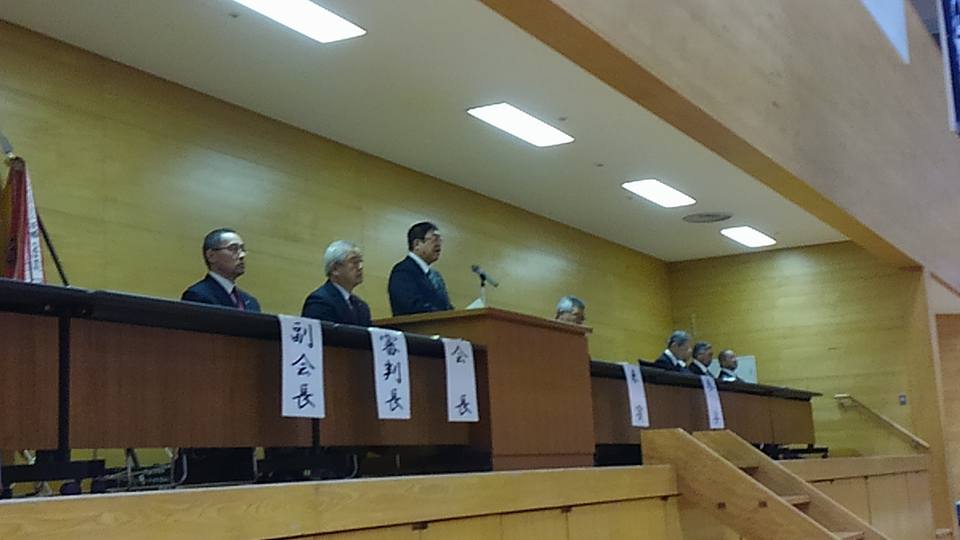 舞台上に並べられた机の席に着く関係者と、中央に置かれた演台のマイクに向かい話をする市長の写真