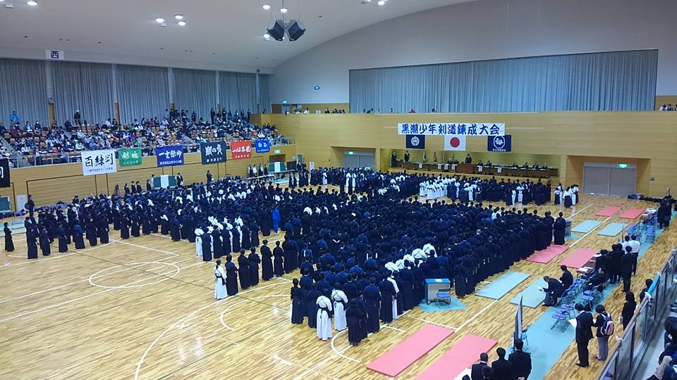 大勢の剣道着を着た黒潮少年剣道錬成大会の参加者たちをスタンド席から写した写真