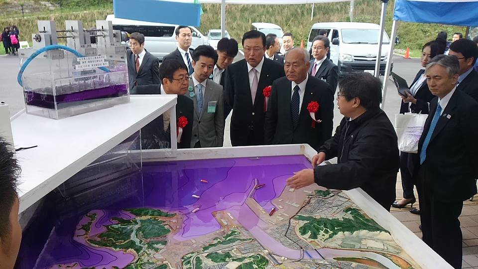 地形の模型のようなものをのぞき込む市長や関係者の方々の写真