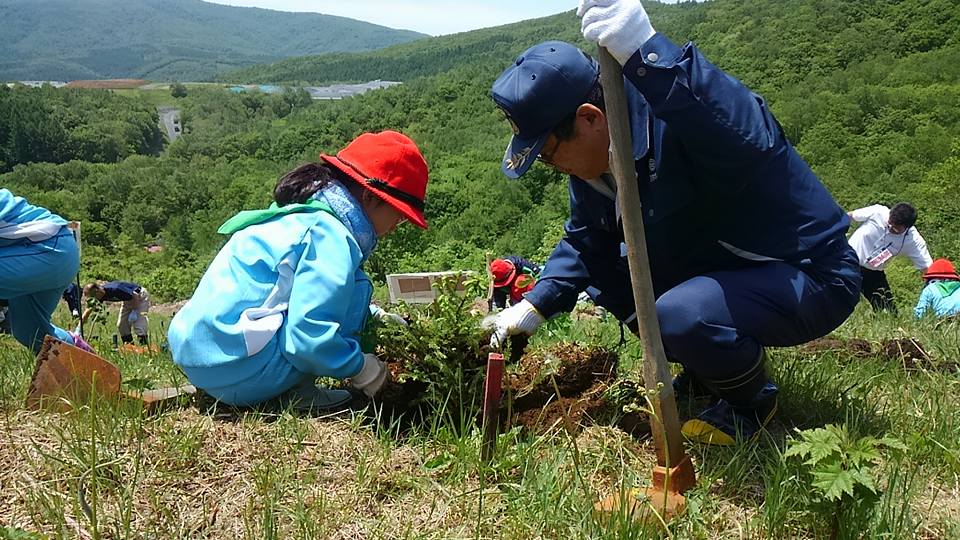 植樹をしている女の子と市長の写真