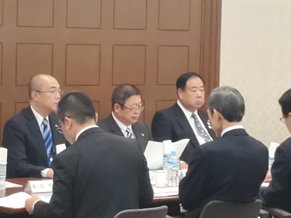 テーブルに向かい合うように座る市長と委員会参加者5名の写真