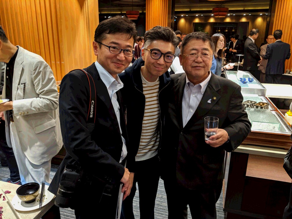 市長とリッチー・リンさんと関係者が並んでいる写真