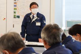 起立し発言する市長と、椅子に座り話を聞く参加者の写真