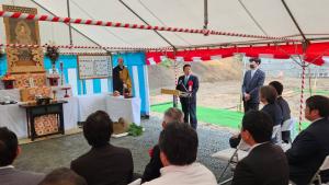 市長が祭壇の横に立ち、座っている参加者の方々に向けて話をしている写真