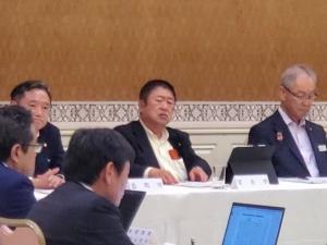 市長や参加した方々が自席に座り、ノートパソコンの資料を見ている写真