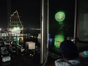 ライトアップされた日本丸と打ち上げられた花火を撮影した写真