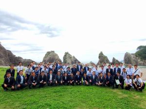 浄土ヶ浜に市長と震災復興支援団体の方々が集合して撮影した写真