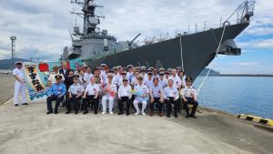 入港した海上自衛隊護衛艦「すずなみ」をバックに、市長と乗組員の方々が集合して撮影した写真