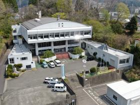 屋根が滑らかな半円状のグレーの外壁をした田老総合事務所旧庁舎全体を写した写真