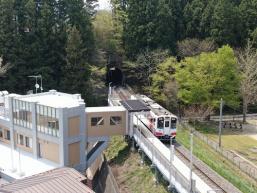 田老総合事務所新庁舎から併設した駅に電車が停車している写真