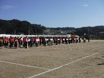 整備されたグラウンドに整列する参加者