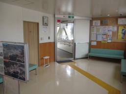 田老総合事務所庁舎内から駅ホームへの通路入り口を写した写真