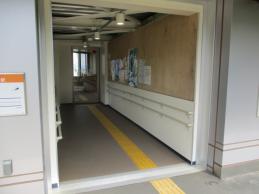 連絡通路を正面から写した写真