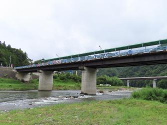 川にかけられた橋を川辺から見上げた写真