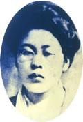 楕円形に切り取られた、西塔幸子さんの白黒の顔写真