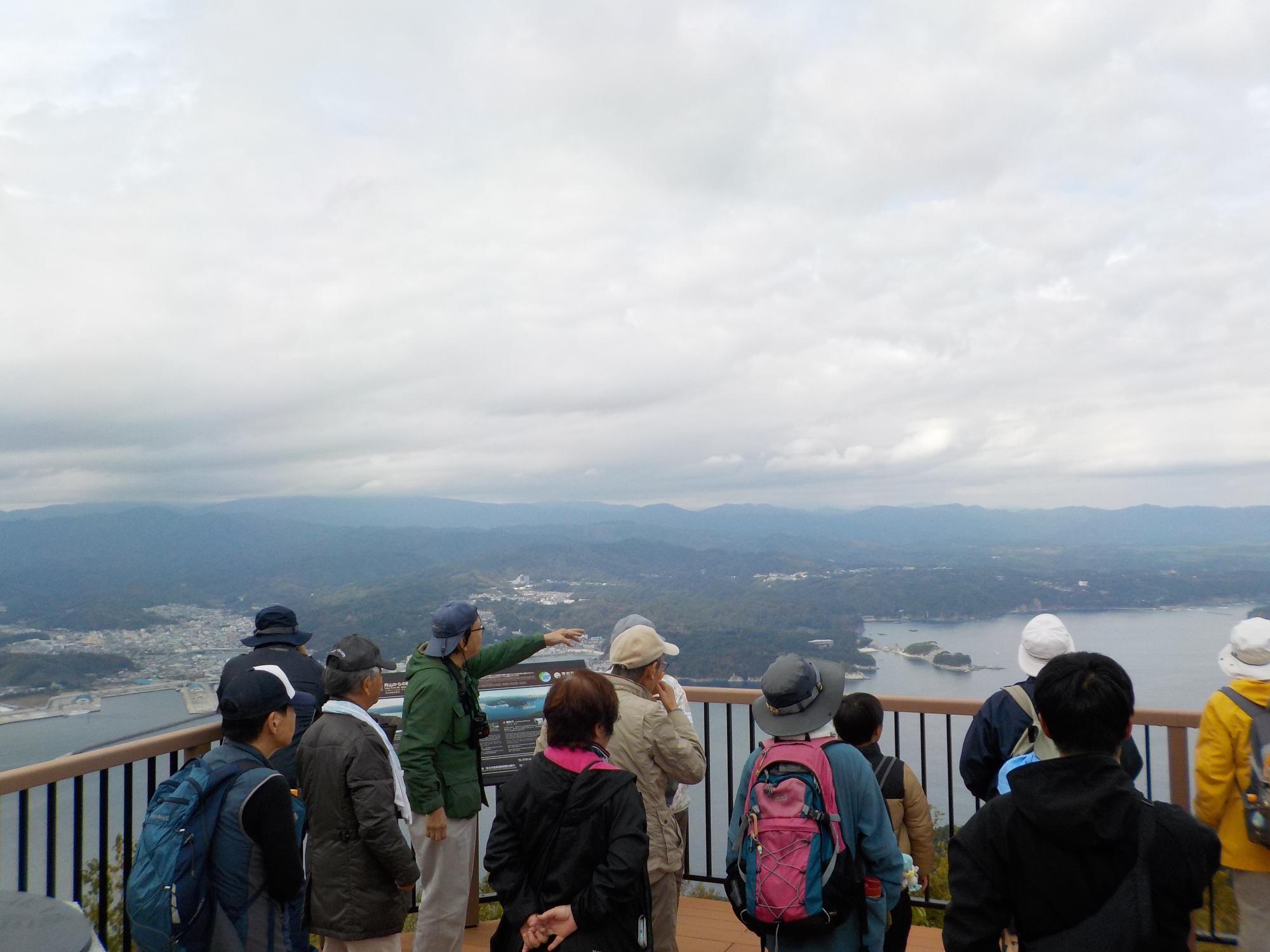 月山展望台で観察している様子