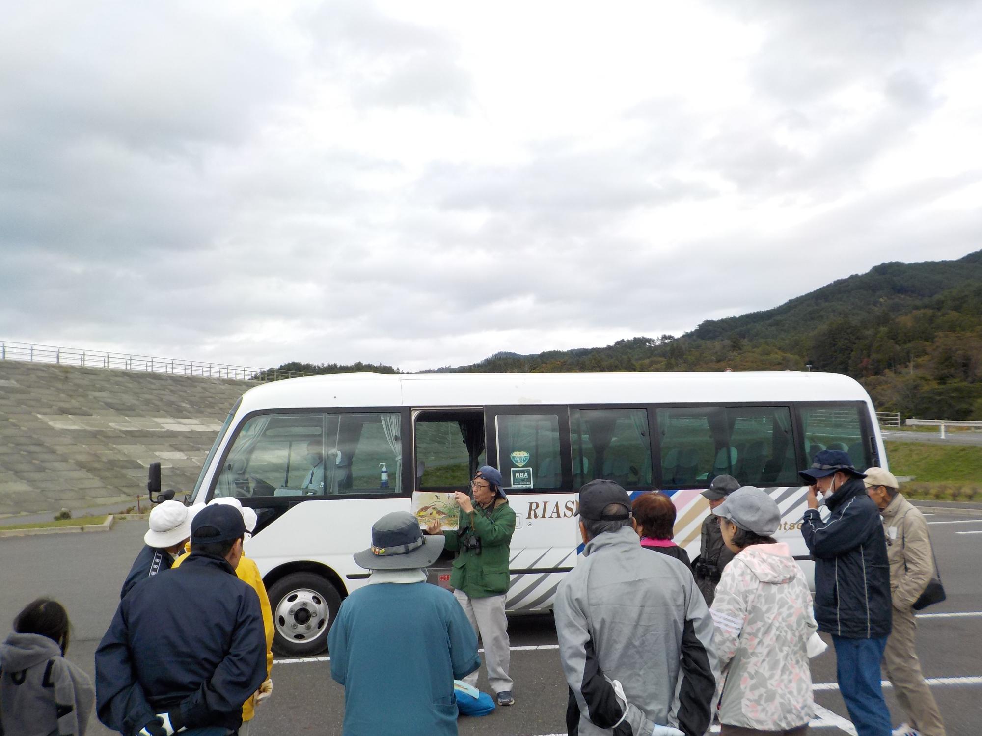 津軽石川周辺に到着し、講師による説明を受けている様子