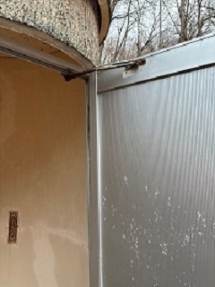 男性用トイレのドア破損