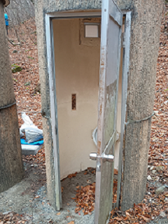 男性用トイレのドア破損